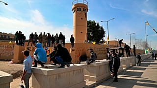 مسلحون موالون لإيران وأنصارهم في اعتصام أمام السفارة الأمريكية في بغداد، الأربعاء 1 يناير 2020