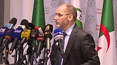 رئيس حزب حركة مجتمع السلم في الجزائر عبد الرزاق مقري خلال مؤتمر صحفي في مقر الحزب في العاصمة 28 سبتمبر 2020