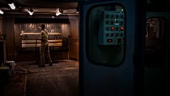 Сотрудник похоронного бюро в Барселоне лакирует гроб, количество жертв COVID-19 превысило 1 миллион человек
