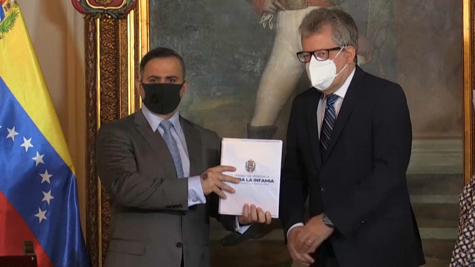 Momento en el que el canciller venezolano entrega el documento al representante de la ONU