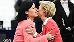 Ursula von der Leyen és Vera Jourová az Európai Parlament strasbourgi üléstermében 2019. november 27-én 