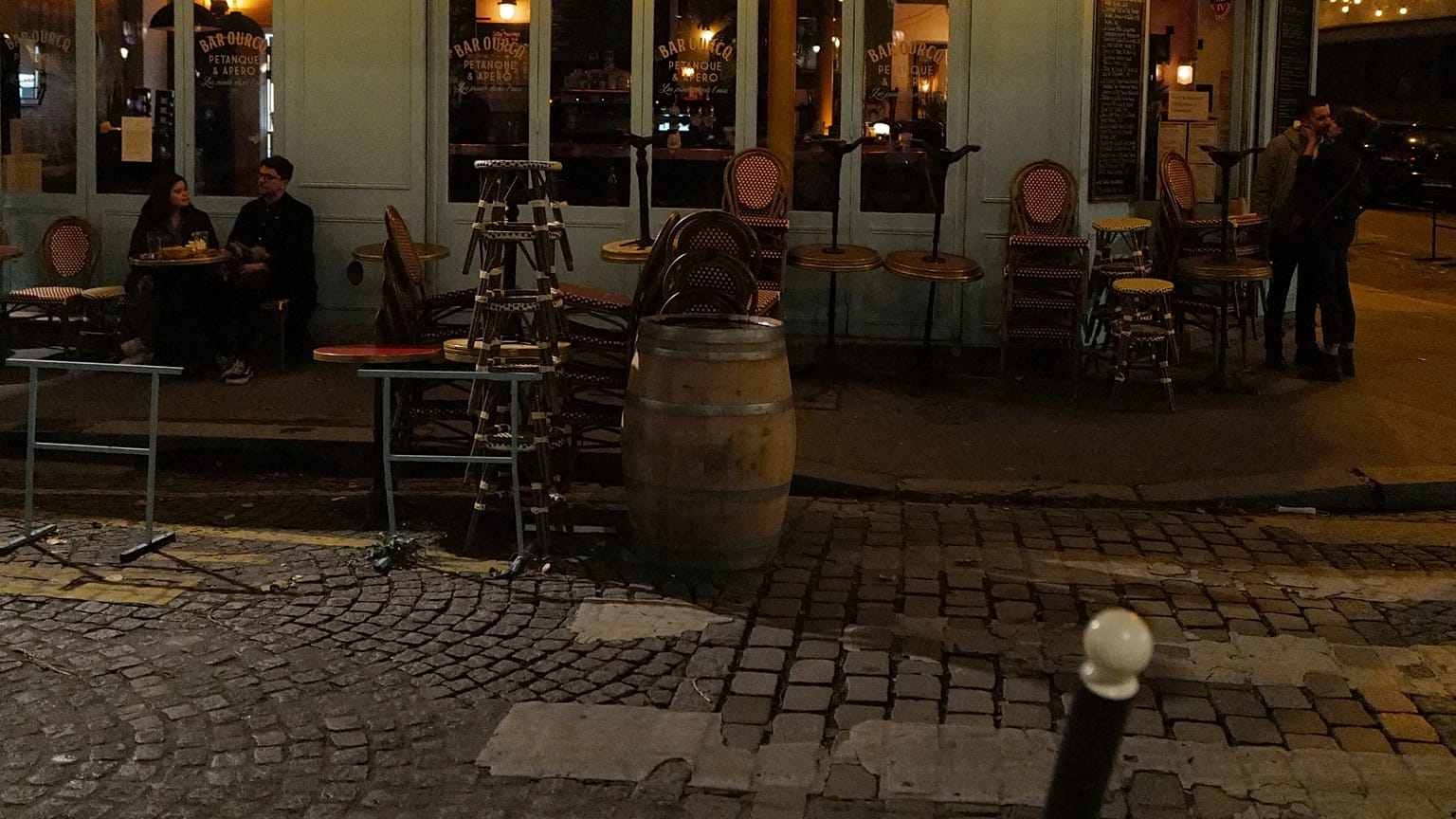 La terrasse d'un café parisien avant les nouvelles restrictions imposées en raison de la forte circulation du nouveau coronavirus en France, le 28 septembre 2020