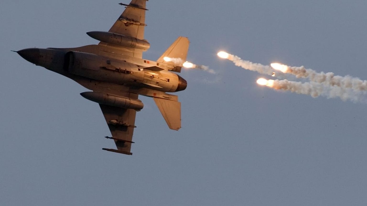  هواپیمای جنگنده F-16