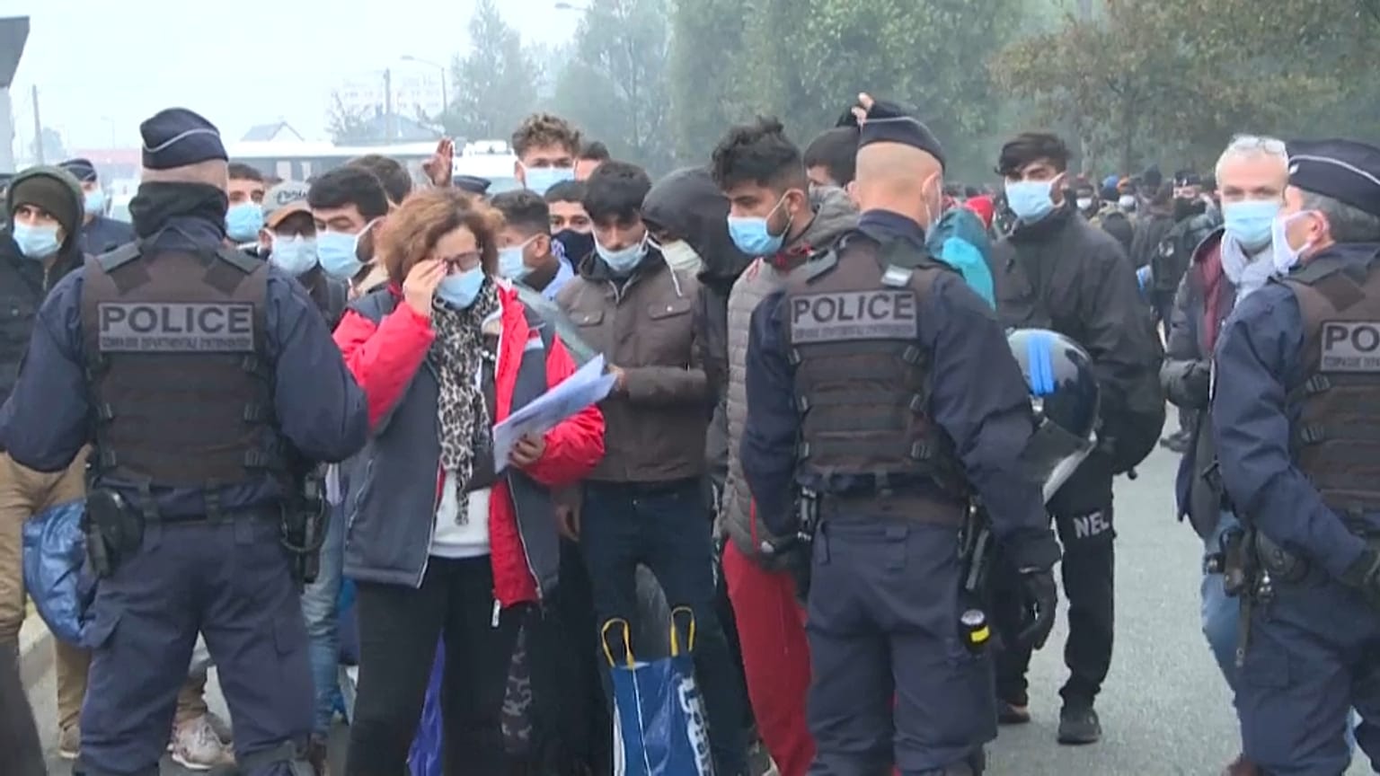 Desalojo de un campamento de inmigrantes cerca de Calais