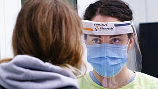 Σοβαρό πλήγμα στις οικονομίες όλου του κόσμου προκαλεί η πανδημία
