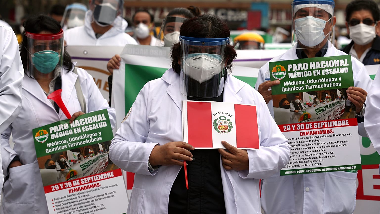 Los trabajadores sanitarios en Perú sufren en primera fila las grandes carencias del sistema hospitalario. 