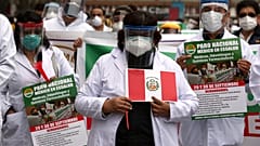 Los trabajadores sanitarios en Perú sufren en primera fila las grandes carencias del sistema hospitalario. 