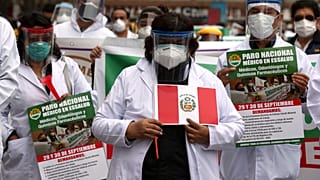 Los trabajadores sanitarios en Perú sufren en primera fila las grandes carencias del sistema hospitalario.
