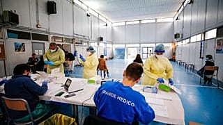 Um centro de despistagem rápida de Covid-19 instalado num ginásio de uma escola em Roma, Itália