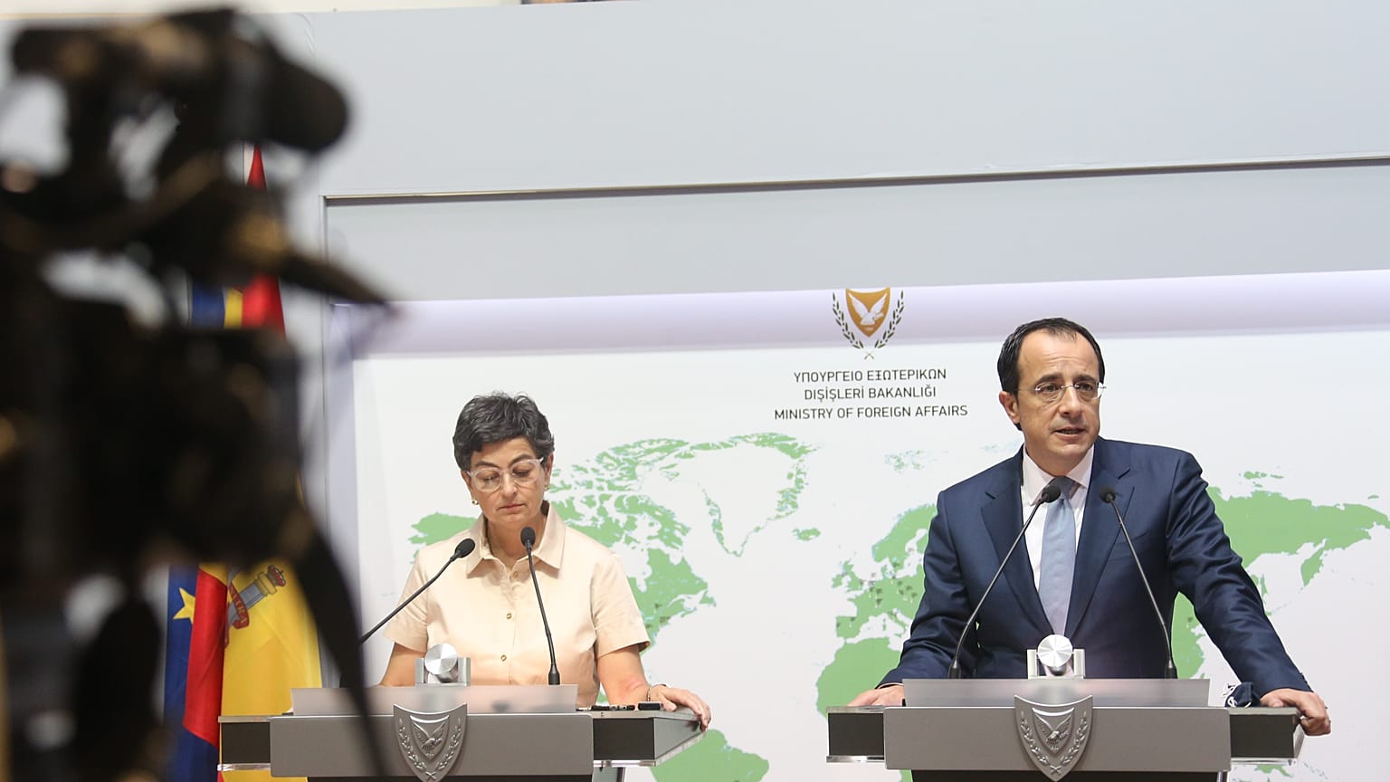 Ο ΥΠΕΞ της Κύπρου Νίκος Χριστοδουλίδης και η Υπουργός Εξωτερικών Υποθέσεων, Ευρωπαϊκής Ένωσης και Συνεργασίας της Ισπανίας κα Arancha Gonzalez Laya προβαίνουν σε δηλώσε