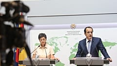Ο ΥΠΕΞ της Κύπρου Νίκος Χριστοδουλίδης και η Υπουργός Εξωτερικών Υποθέσεων, Ευρωπαϊκής Ένωσης και Συνεργασίας της Ισπανίας κα Arancha Gonzalez Laya προβαίνουν σε δηλώσε
