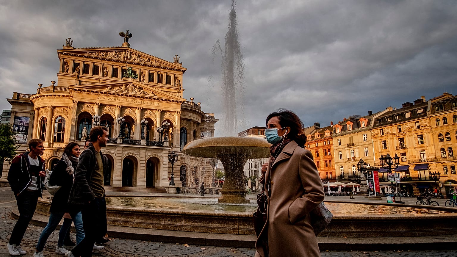 Archivbild: Passantin in Frankfurt