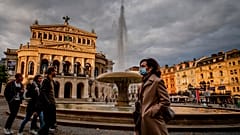 Archivbild: Passantin in Frankfurt
