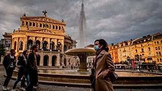 Archivbild: Passantin in Frankfurt