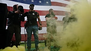 Membri dei Proud Boys tra cui Enrique Tarrio, il secondo da sinistra, durante una manifestazione a Portland lo scorso 26 settembre