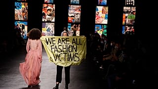 Экоактивистка на подиуме во время показа коллекции Dior на Неделе моды в Париже