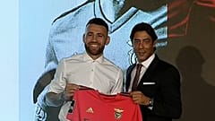 Nicolás Otamendi recebeu a camisola do Benfica das mãos de Rui Costa