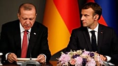 الرئيس التركي رجب طيب أردوغان يجلس أمام الرئيس الفرنسي إيمانويل ماكرون خلال مؤتمر صحفي عقب قمة بشأن سوريا، اسطنبول، السبت 27 أكتوبر 2018