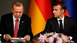 الرئيس التركي رجب طيب أردوغان يجلس أمام الرئيس الفرنسي إيمانويل ماكرون خلال مؤتمر صحفي عقب قمة بشأن سوريا، اسطنبول، السبت 27 أكتوبر 2018