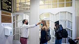 Lázmérés a a Kecskeméti Katona József Gimnázium bejáratában