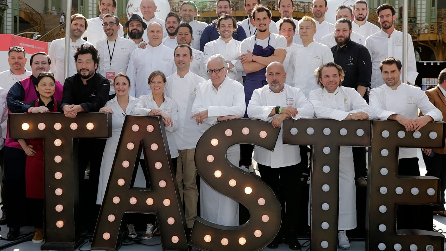 Taku Sekine'nin hocası Alain Ducasse. Alain Ducasse Fransa'da en iyi şef seçildi.