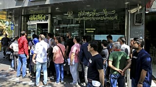 صف خرید ارز در مقابل صرافی، تهران، ایران