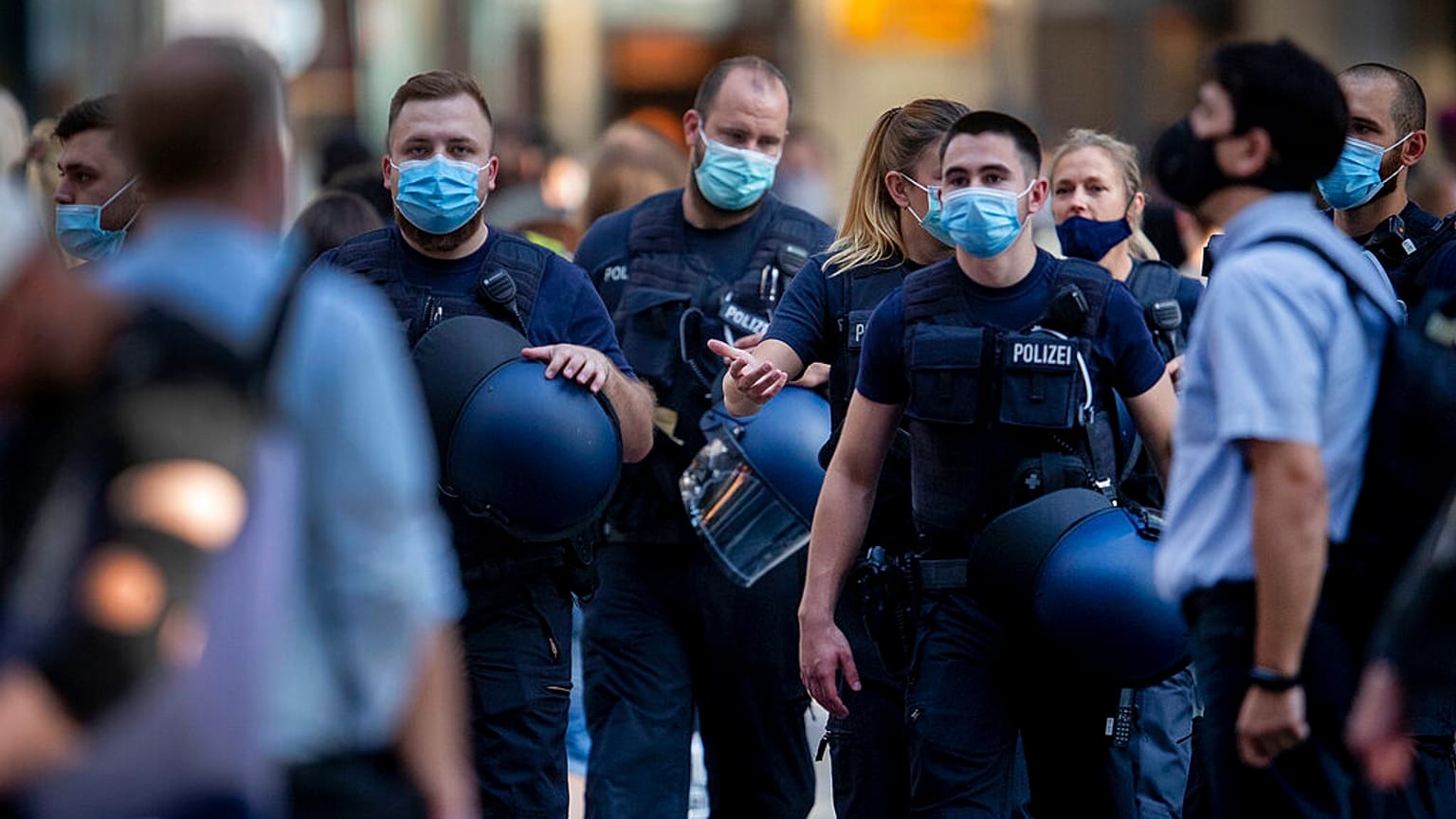 Polizisten mit Masken am Frankfurter Hauptbahnhof, 22.07.2020