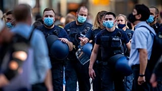Polizisten mit Masken am Frankfurter Hauptbahnhof, 22.07.2020