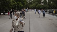 Un'anziana con la mascherina durante una passeggiata nel Parco del Retiro a Madrid, Spagna, lunedì 1 giugno 2020