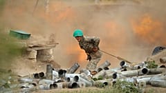Az örmény védelmi minisztérium képe egy ágyút elsütő örmény katonáról