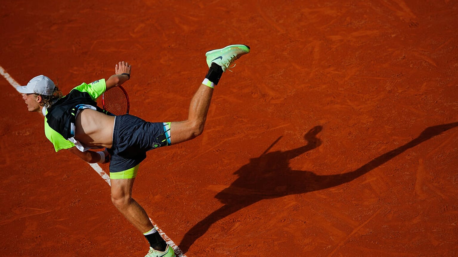 L'espoir canadien Denis Shapovalov effectue un service face à Roberto Carballes, à Roland Garros, Paris, le 1er octobre 2020