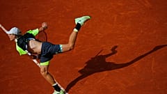 L'espoir canadien Denis Shapovalov effectue un service face à Roberto Carballes, à Roland Garros, Paris, le 1er octobre 2020