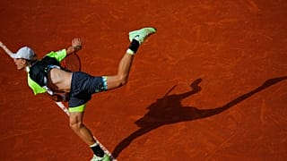 L'espoir canadien Denis Shapovalov effectue un service face à Roberto Carballes, à Roland Garros, Paris, le 1er octobre 2020