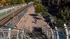 Un hombre con mascarillas camina en solitario por el barrio de Vallecas, en el sur de Madrid
