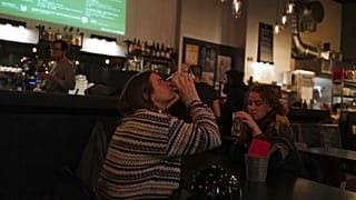 Kneipenbesucherinnen in Paris