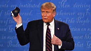 Donald Trump exhibant un masque lors de son premier duel contre Joe Biden, à Cleveland le 29 septembre 2020 