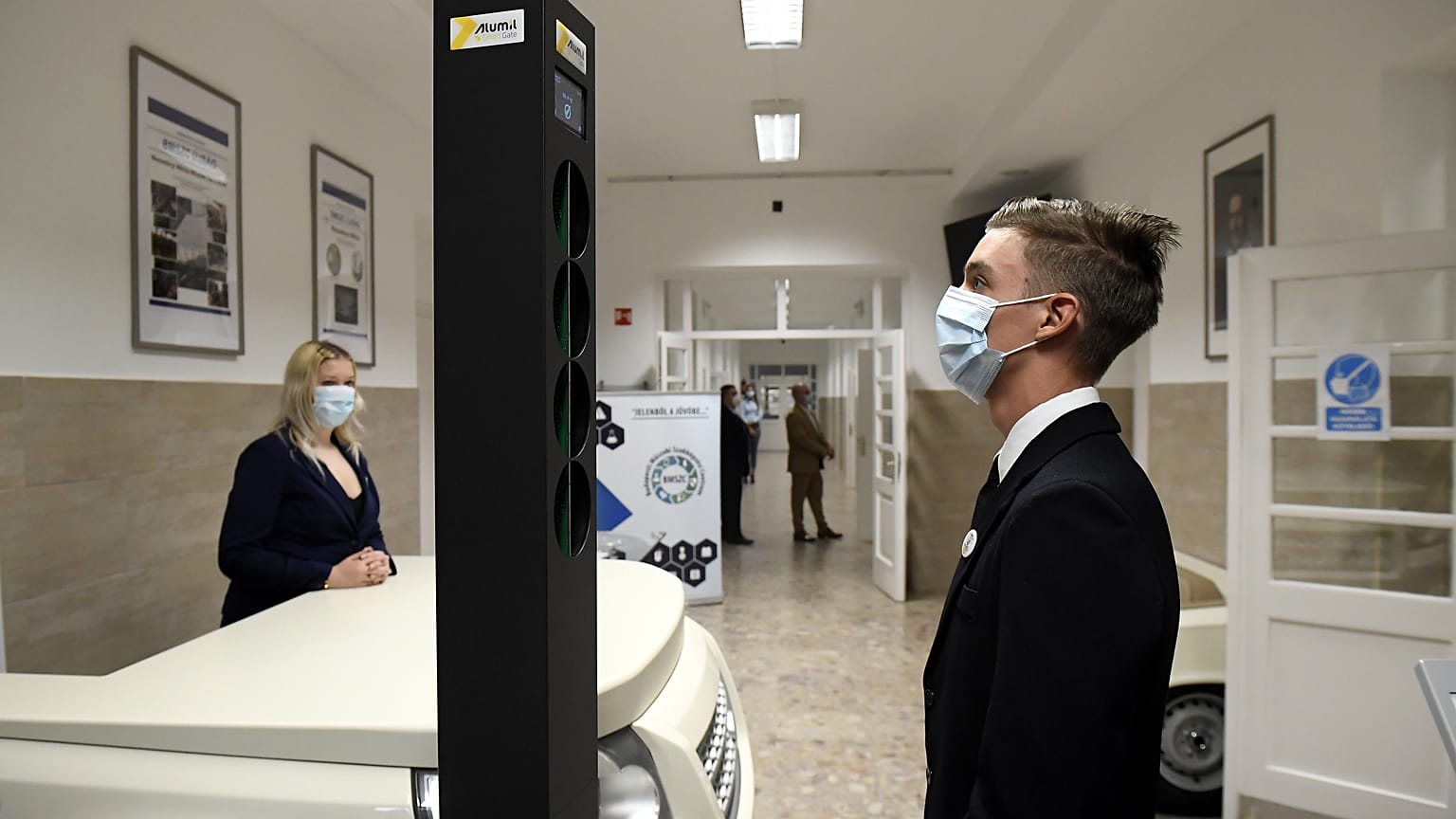 Diák a Budapesti Műszaki Szakképzési Centrumban felállított digitális testhőmérő kapu előtt 2020. október 1-jén.