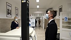 Diák a Budapesti Műszaki Szakképzési Centrumban felállított digitális testhőmérő kapu előtt 2020. október 1-jén.