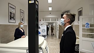 Diák a Budapesti Műszaki Szakképzési Centrumban felállított digitális testhőmérő kapu előtt 2020. október 1-jén.