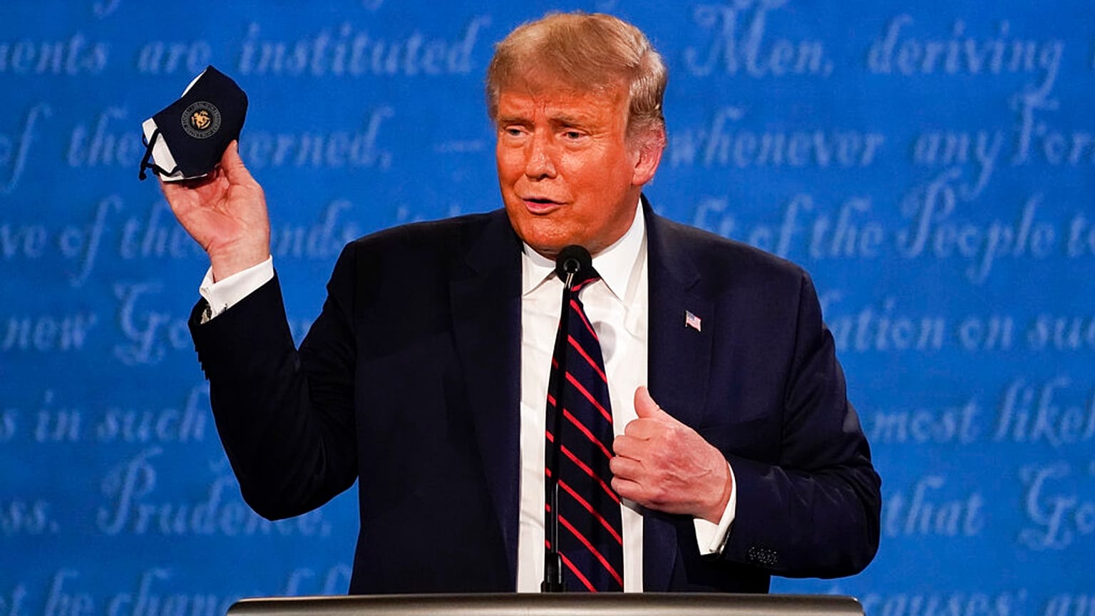 Trump muestra su mascarilla durante el debate presidencial