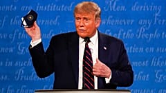 Trump muestra su mascarilla durante el debate presidencial