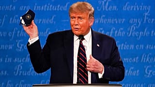 Trump muestra su mascarilla durante el debate presidencial