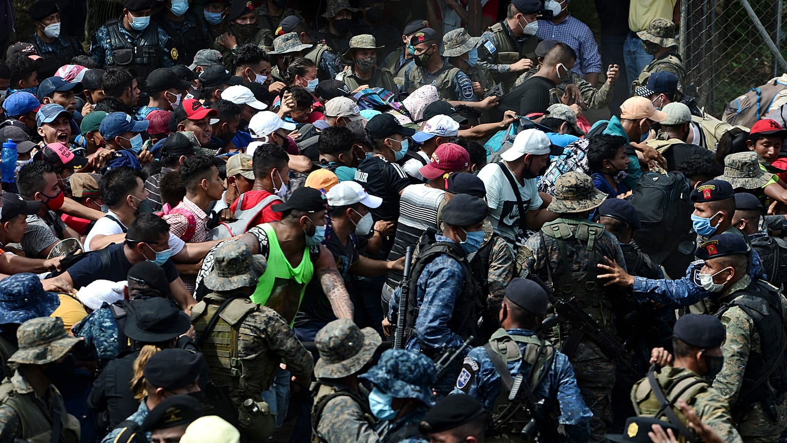 Los migrantes hondureños fuerzan el cordón de policías y militares en la frontera