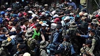 Los migrantes hondureños fuerzan el cordón de policías y militares en la frontera