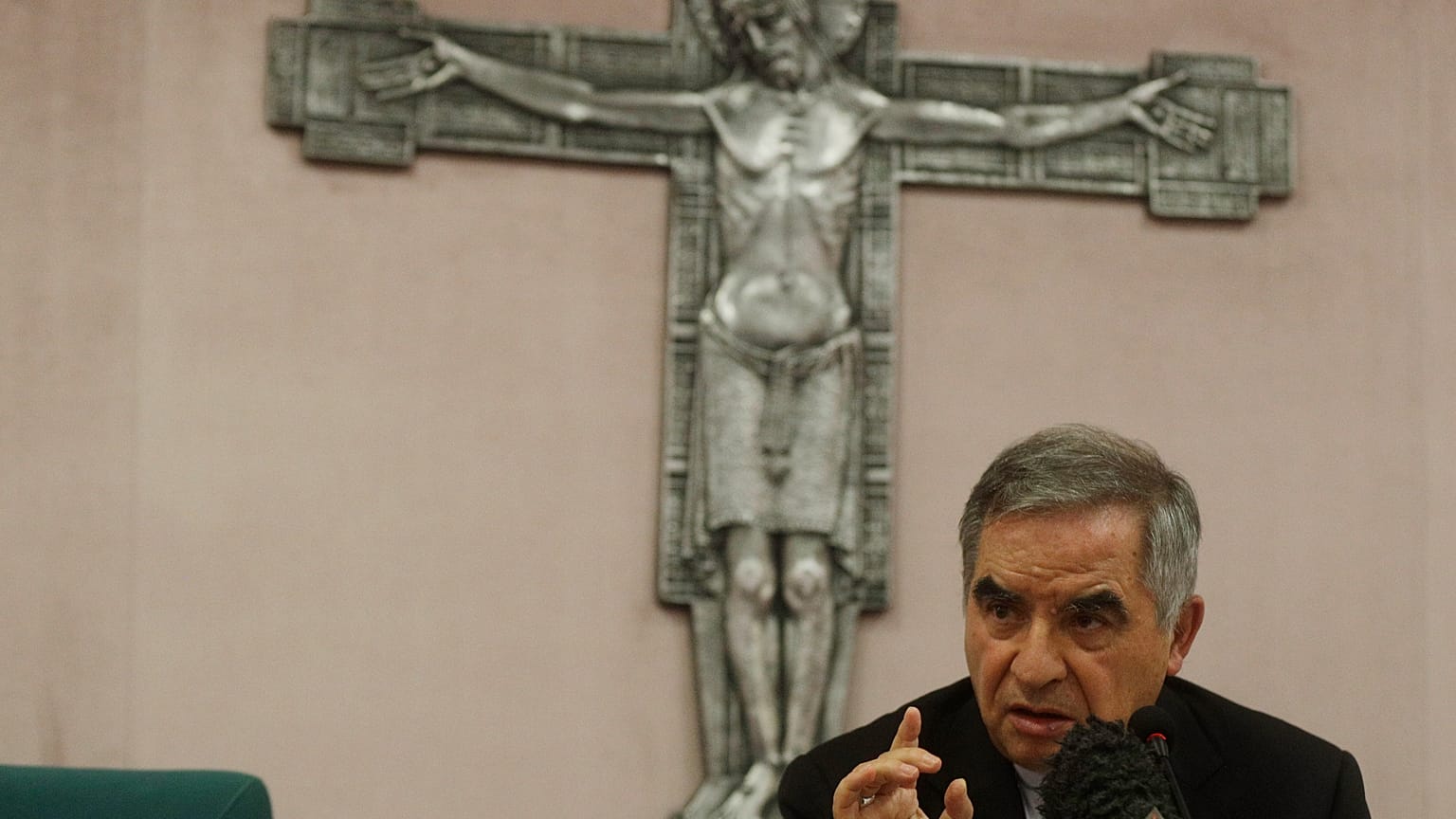L'ex cardinale Angelo Becciu