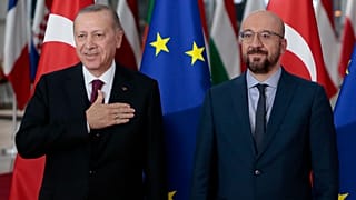 رئيس المجلس الأوروبي شارل ميشال والرئيس التركي رجب طيب أردوغان داخل مبنى المجلس الأوروبي في بروكسل/9 مارس 2020.