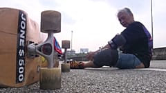 63-летняя жительница Бангкока борется с последствиями рака с помощью скейтборда.