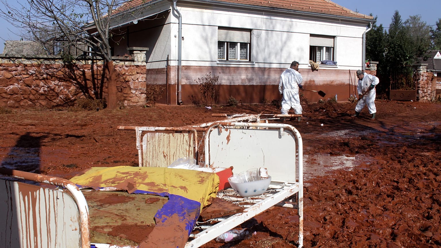 Vöröslő utcakép a tragédia után