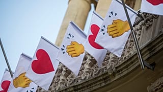 Installáció a Pécsi Nemzeti Színház homlokzatán 2020. április 9-én