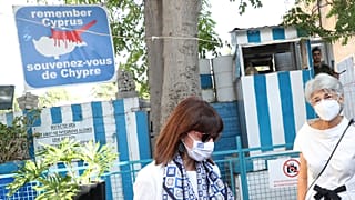 Φωτογραφία από την επίσκεψη της Προέδρου της Ελλάδας στην Πράσινη Γραμμή στη Λευκωσία.